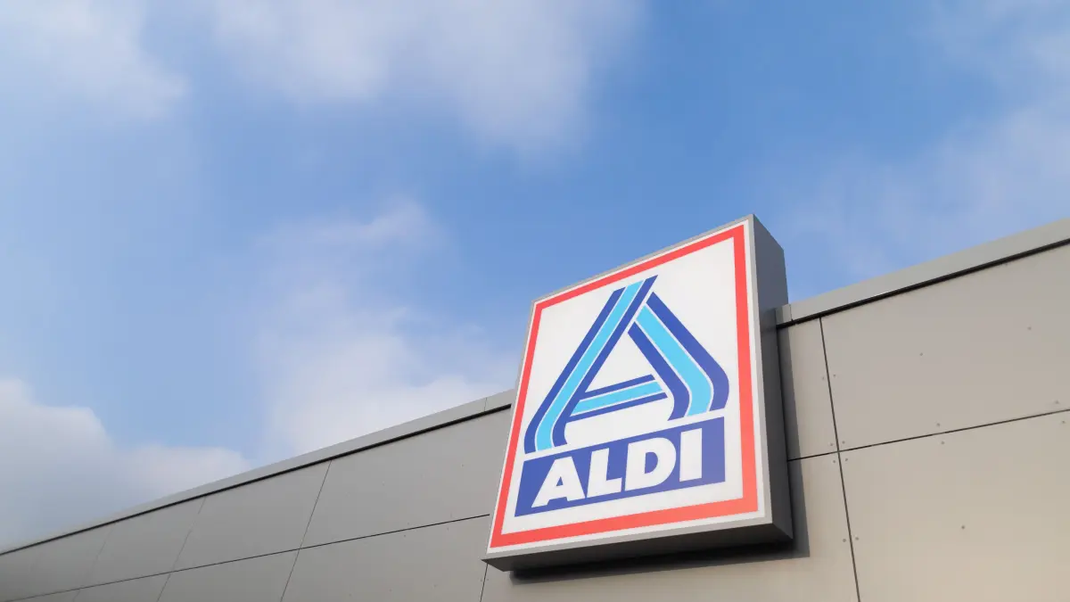 Blick auf ein Firmen-Logo von Aldi Nord.