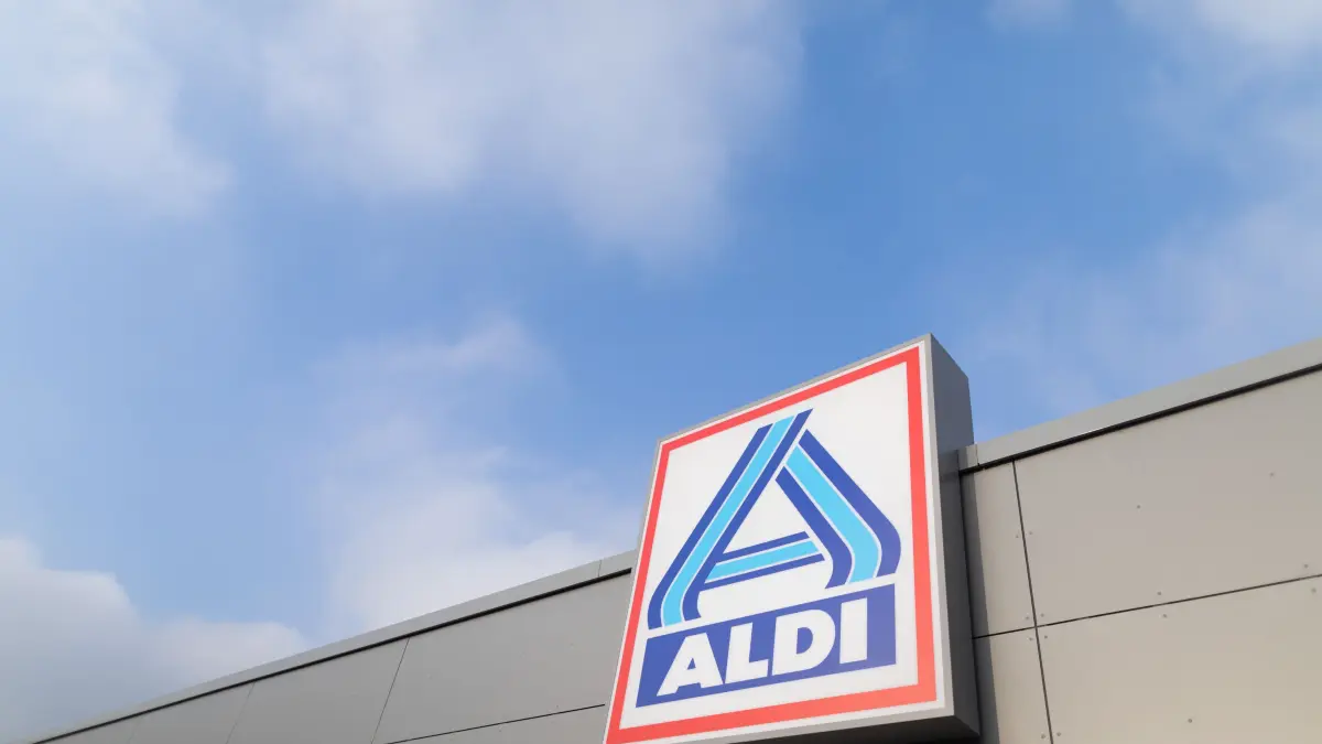 Blick auf ein Firmen-Logo von Aldi Nord.