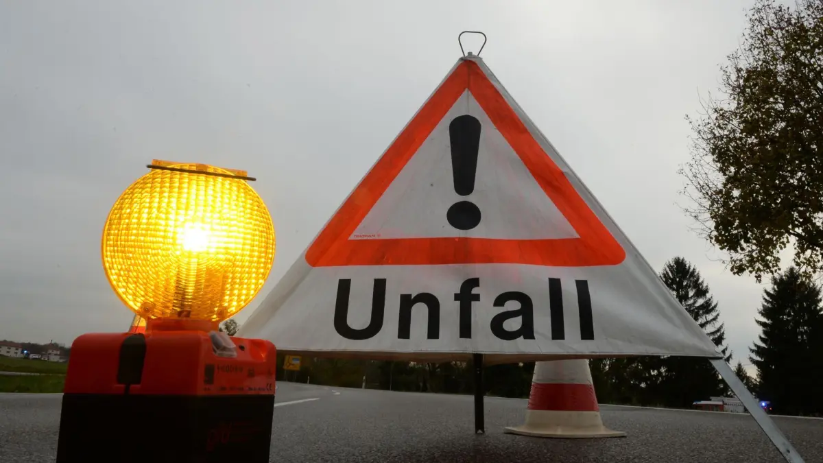 Verkehrsunfall: ARCHIV - 10.11.2014, Baden-Württemberg, Hartheim: Ein Warndreieck mit der Aufschrift «Unfall» (Symbolfoto). (zu dpa: «Zahl der Verkehrstoten in Thüringen rückläufig») Foto: Patrick Seeger/dpa +++ dpa-Bildfunk +++