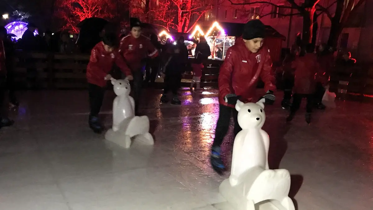 Schlittschuhspaß beim Weihnachtsmarkt der EWG