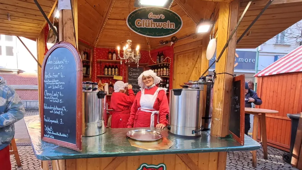 Die Händlerinnen und Händler an den Glühwein-Ständen sind auch in Spandau ab und an weihnachtlich gekleidet.
