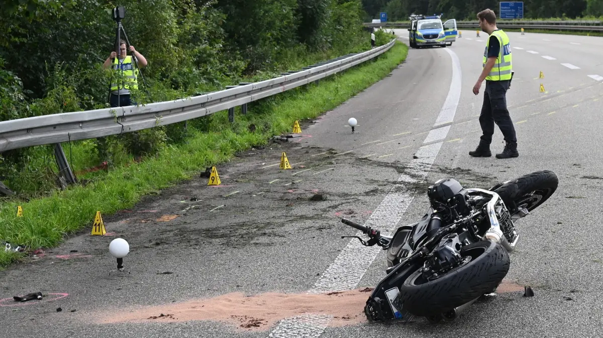 Motorradunfall - Symbolbild: ARCHIV - 10.08.2023, NA, Gelsenkirchen: Nach einem schweren Verkehrsunfall auf einer Autobahn liegt ein Motorrad auf der Strecke. (zu dpa: «63 Biker in Saison 2024 im Südwesten nach Unfällen gestorben») Foto: Guido Bludau/Bludau Foto/dpa +++ dpa-Bildfunk +++