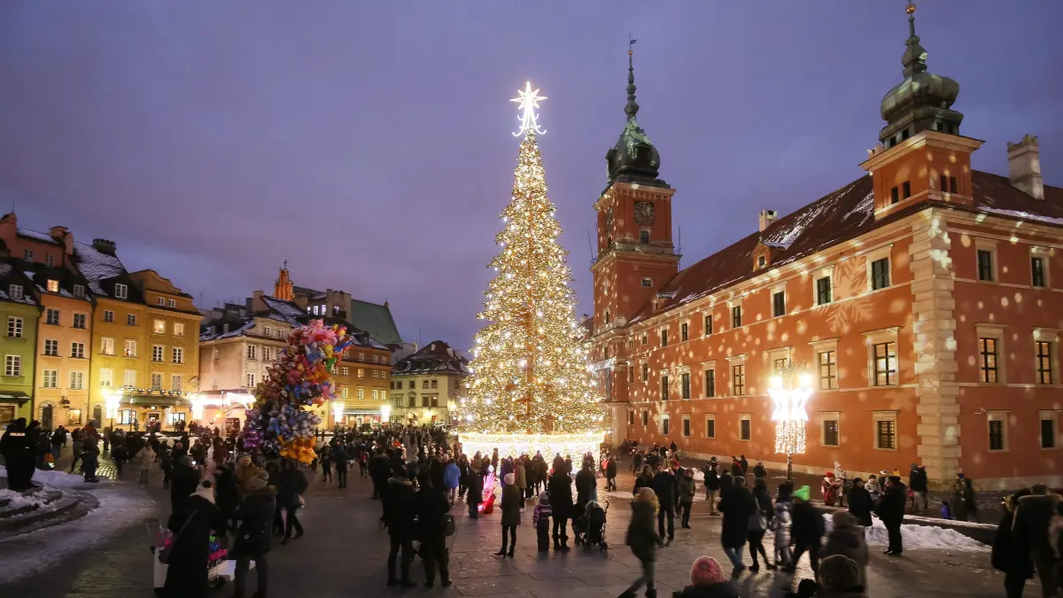 epaselect epa05658244 Christmas lights illuminate a Christmas tree in the Old Town in Warsaw, Poland, 03 December 2016. EPA/PAWEL SUPERNAK POLAND OUT ++ +++ dpa-Bildfunk +++