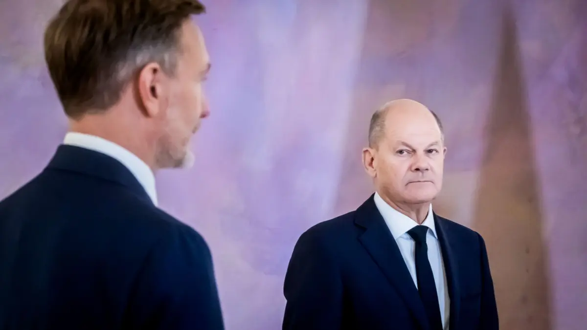 Nach dem Bruch der Ampel-Koalition: ARCHIV - 07.11.2024, Berlin: Bundeskanzler Olaf Scholz (r/SPD) schaut auf Christian Lindner (FDP), ehemaliger Bundesminister der Finanzen im Schloss Bellevue. (zu dpa: «Scholz sieht sich durch FDP-Strategiepapier bestätigt») Foto: Christoph Soeder/dpa +++ dpa-Bildfunk +++