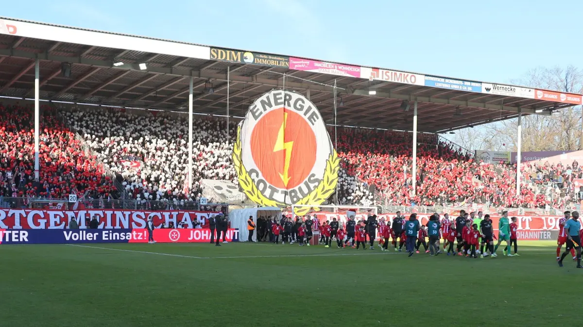 Fussball 3. Liga 2024/2025 FC Energie Cottbus - SpVgg Unterhaching: Die Mannschaften betreten das Feld.