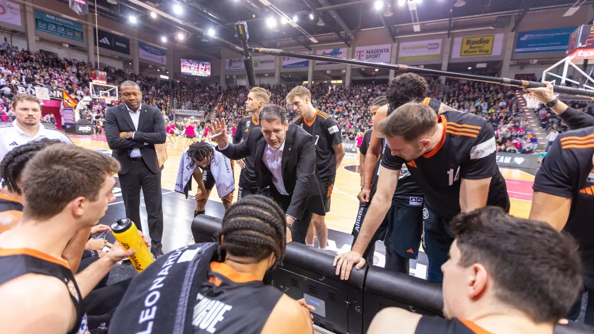 Telekom Baskets Bonn vs. Ratiopharm Ulm, Basketball, easy Credit BBL 10. Spieltag, 2024/2025, 01.12.2024: Ty Harrelson (Rationpharm Ulm, Head Coach) ist unzufrieden mit dem Spielbeginn seiner Mannschaft und nimmt eine Auszeit
Telekom Baskets Bonn vs. Ratiopharm Ulm, Basketball, easy Credit BBL 10.Spieltag, 2024/2025, 01.12.2024
Foto: Eibner-Pressefoto/Gerhard Wingender