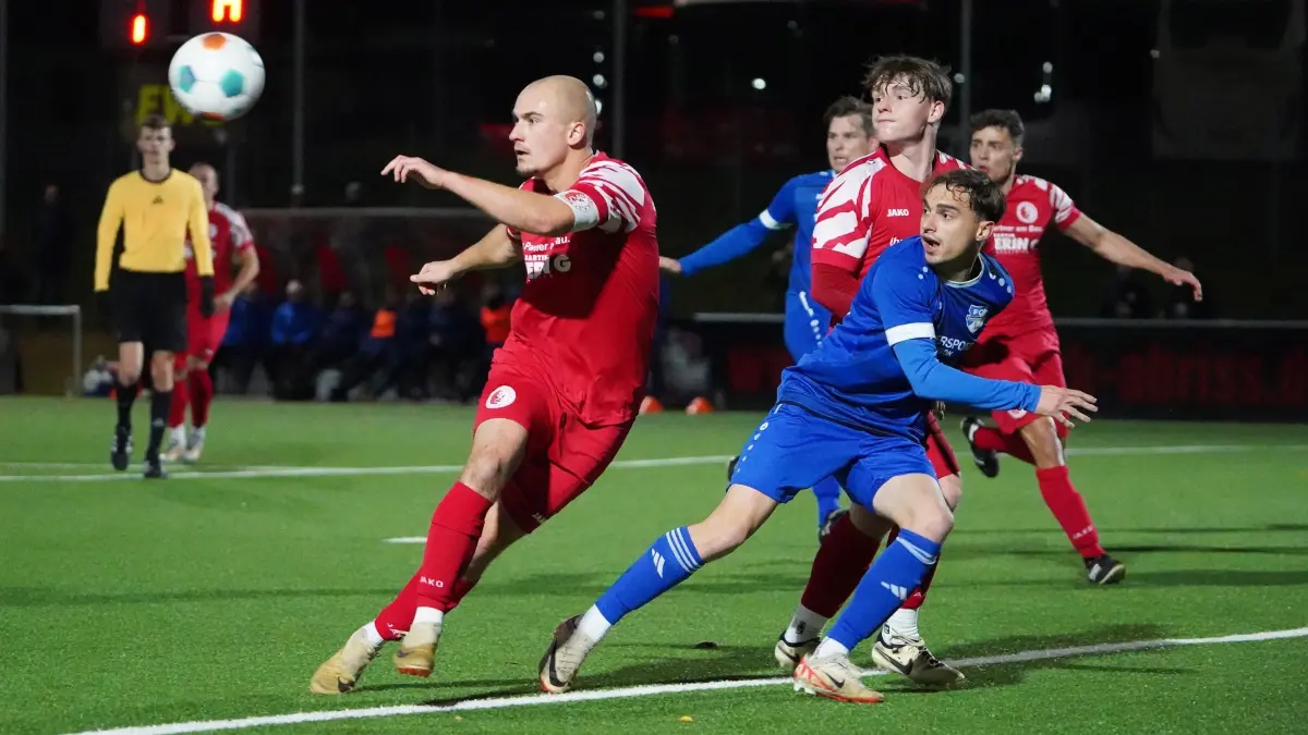 Fussball : Seelow Landesliga Süd, Fussball Punktspiel, Victoria Seelow : FC Eisenhüttenstadt, Till Schubert, Elias Wroblewski, Kevin Seliger v.v.l.
FOTO BENK 29.11.2024