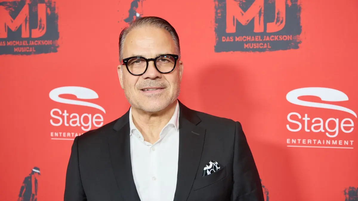 Deutschlandpremiere „MJ - Das Michael Jackson Musical“: 01.12.2024, Hamburg: Karsten Speck, Schauspieler und Sänger, kommt zur Deutschlandpremiere des Broadway-Musicals «MJ - Das Michael Jackson Musical» in das Stage Theater an der Elbe. Im Mittelpunkt des Musicals steht die Entstehungsgeschichte von Jacksons Dangerous-Welttournee im Jahre 1992. Foto: Georg Wendt/dpa +++ dpa-Bildfunk +++