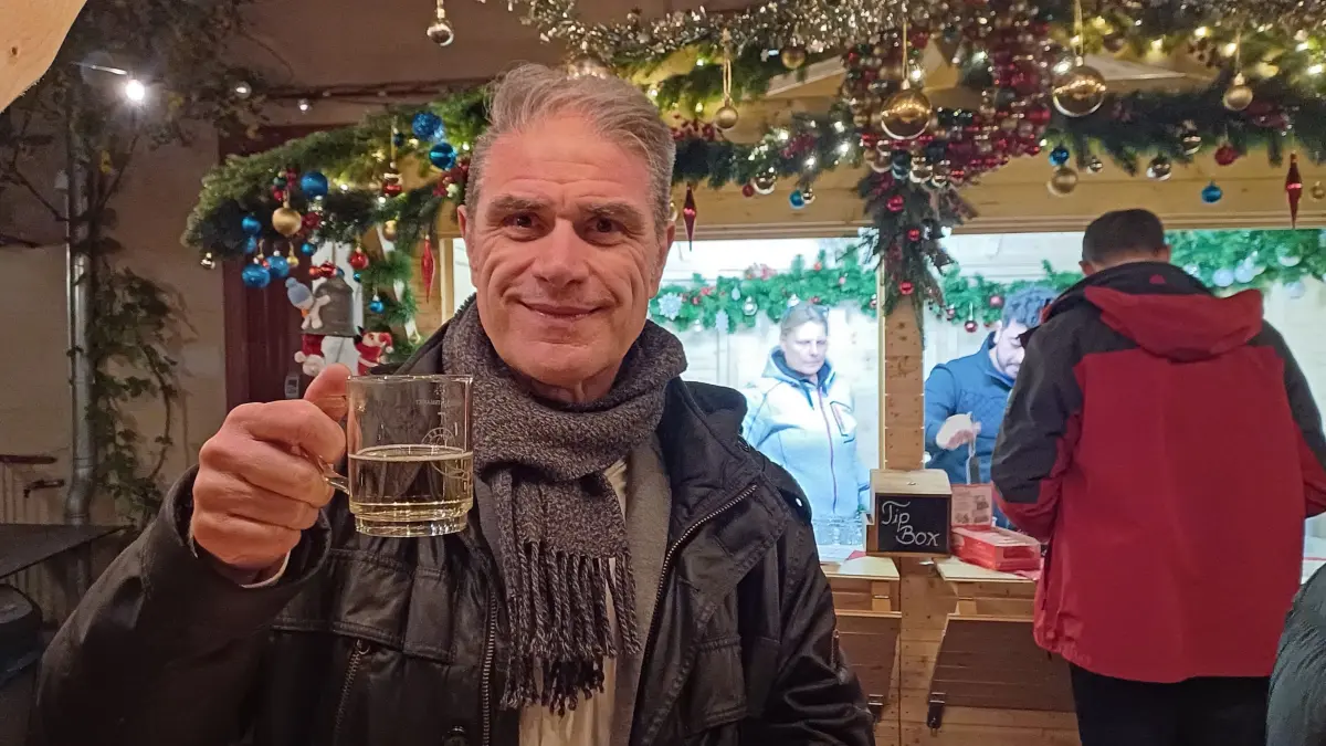 Michael Blank hat den neuen Weihnachtsmarkt in Berlin-Schöneberg eher zufällig entdeckt und ist begeistert vom Ambiente und weißem Winzerglühwein.