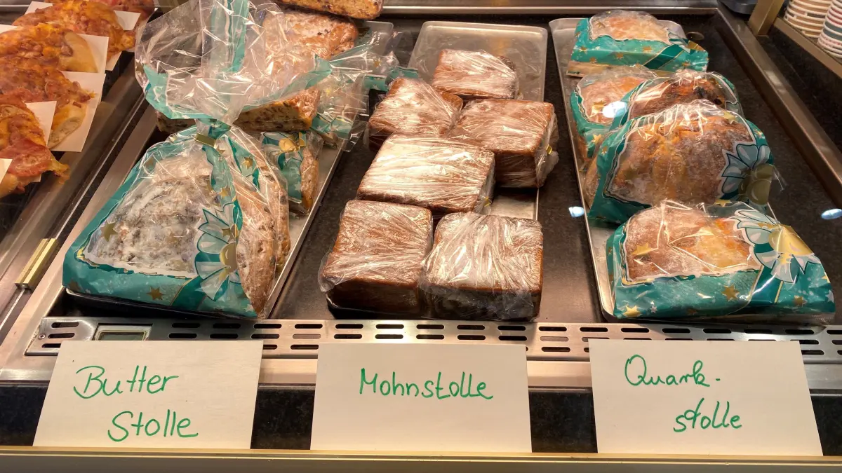 Die drei gängigsten Stollen bei Bäcker Merschank im City Center in Eisenhüttenstadt: Butter-, Mohn- und Quarkstolle.
