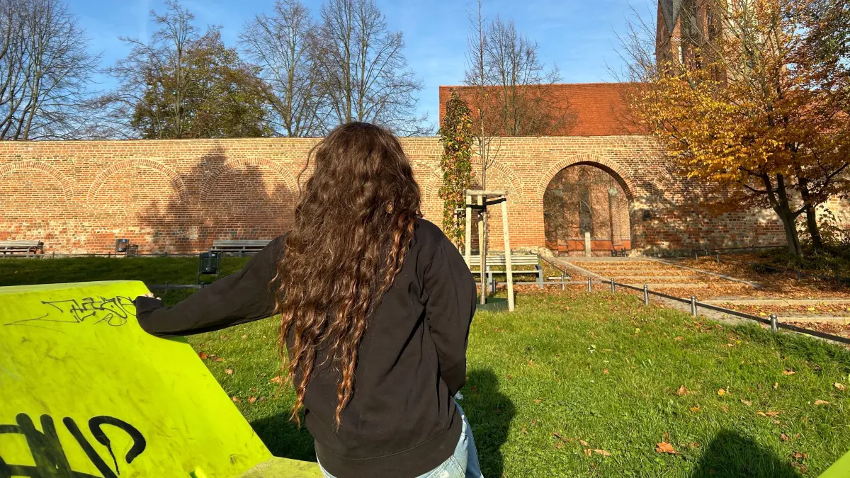 Lisa T. aus Neuruppin hat im Internet Nacktbilder von sich verkauft. Als ihr Arbeitgeber davon erfuhr, erhielt sie die Kündigung.