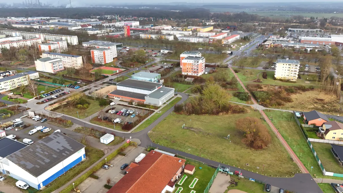 Schwedt, 4.12.2024: Der Landkreis Uckermark beabsichtigt, ein 3200 Quadratmeter großes Grundstück von der Stadt Schwedt zu erwerben, das in der Nähe des Freizeit- und Sportbads AqariUM liegt. Auf diesem Gelände ist der Bau eines "Boardinghouses" mit Internatsplätzen geplant.