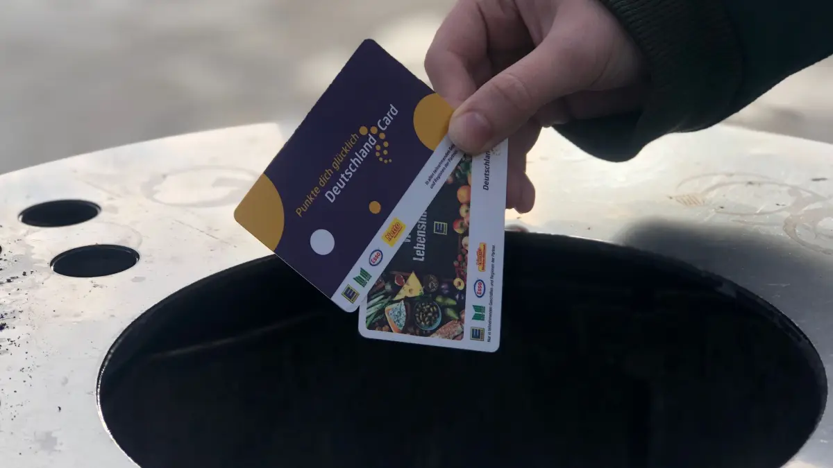Landet die DeutschlandCard bei vielen bald im Müll? Für Edeka-Kunden ändert sich ab 2025 einiges.