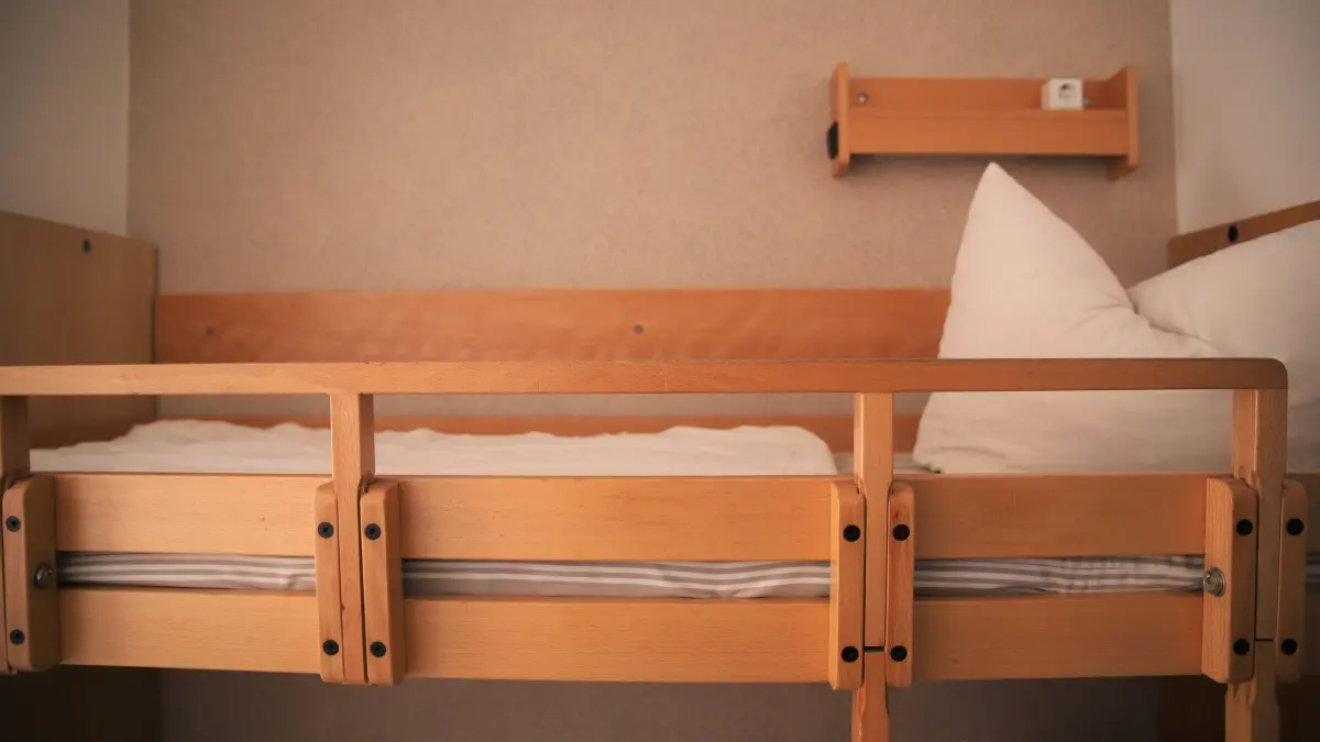 Frisch bezogenes Bett in der Evangelischen Jugendbildungs- und Begegnungsstätte Hirschluch in Storkow. Bleiben die Zimmer wegen ausbleibender Klassenfahrten 2025 leer?