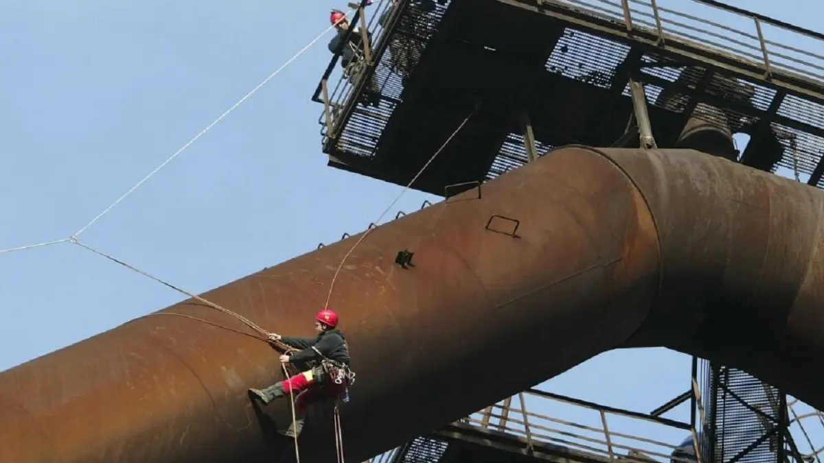 Januar 2007: Industriekletterer aus Finowfurt auf der Suche nach baulichen Schwachstellen am Hochofen III bei ArcelorMittal Eisenhüttenstadt