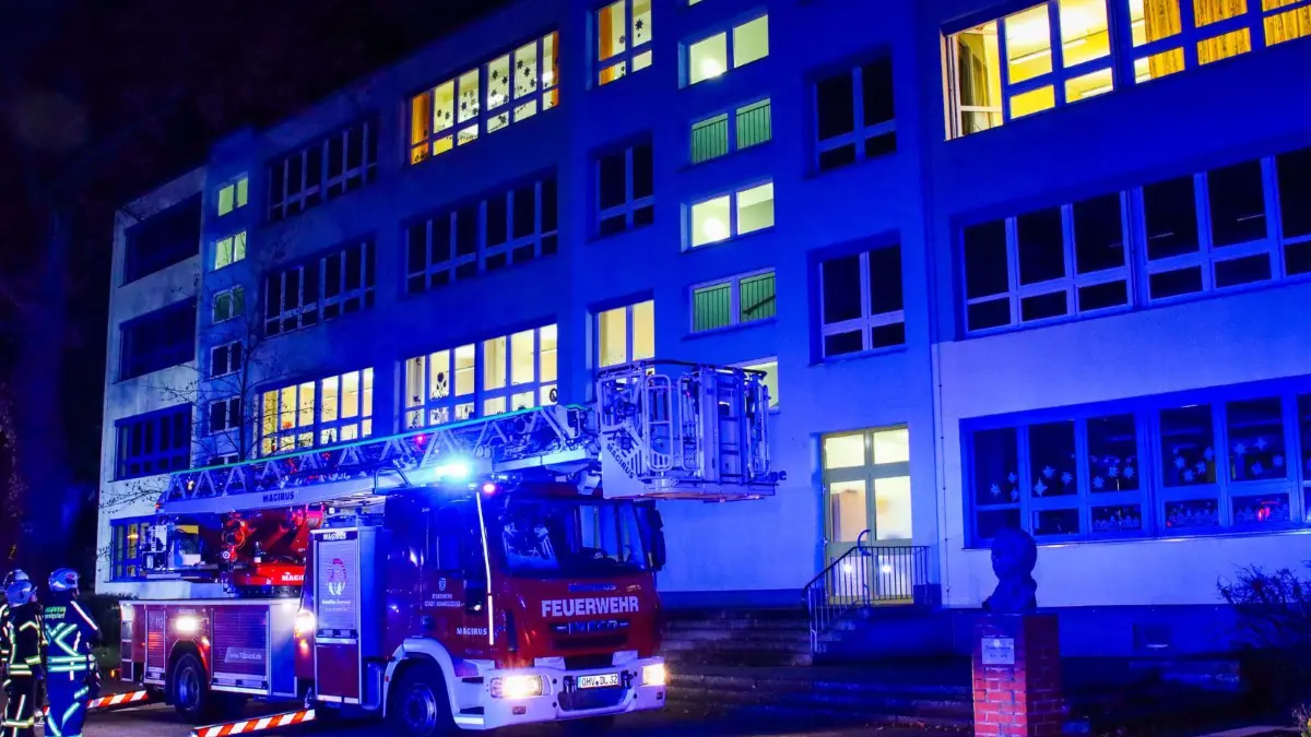 Großeinsatz für die Feuerwehr: In der Grundschule Theodor Fontane in Hennigsdorf ist ein Brand ausgebrochen. Zum Zeitpunkt waren Eltern und Kinder vor Ort.