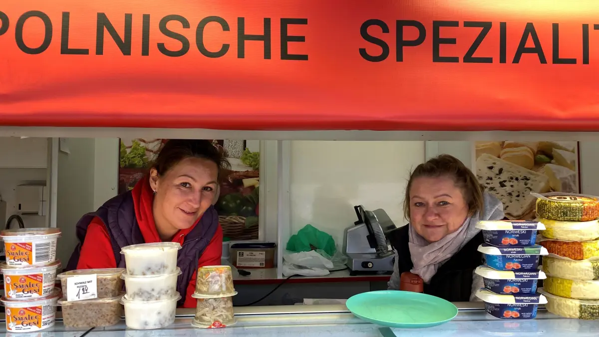Verkaufen jeweils donnerstags polnische Spezialitäten: Kamila Brenk (links) und Agnieszka Klajn aus Brody
