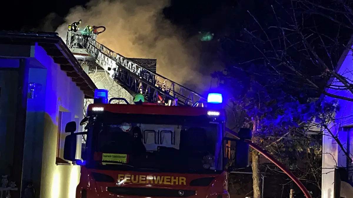 Geriet am 4. Dezember 2024 in Flammen: ein Einfamilienhaus im Landweg im Schlaubetaler Ortsteil Bremsdorf