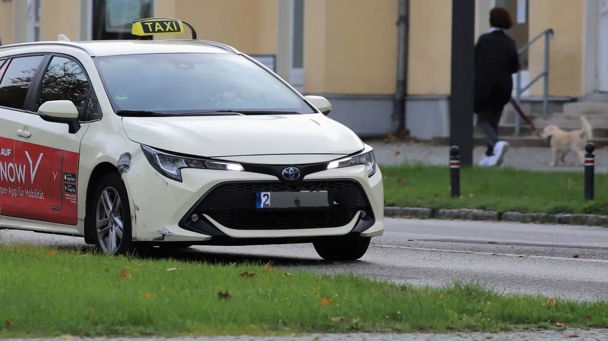 Taxi in Bad Saarow. Neben den Droschken verkehren in der Region auch Mietwagen mit Fahrer, allerdings ohne Taxi-Schild. Diese Wagen könnten in ganz Oder-Spree auch für Dalli als Rufbus fungieren.