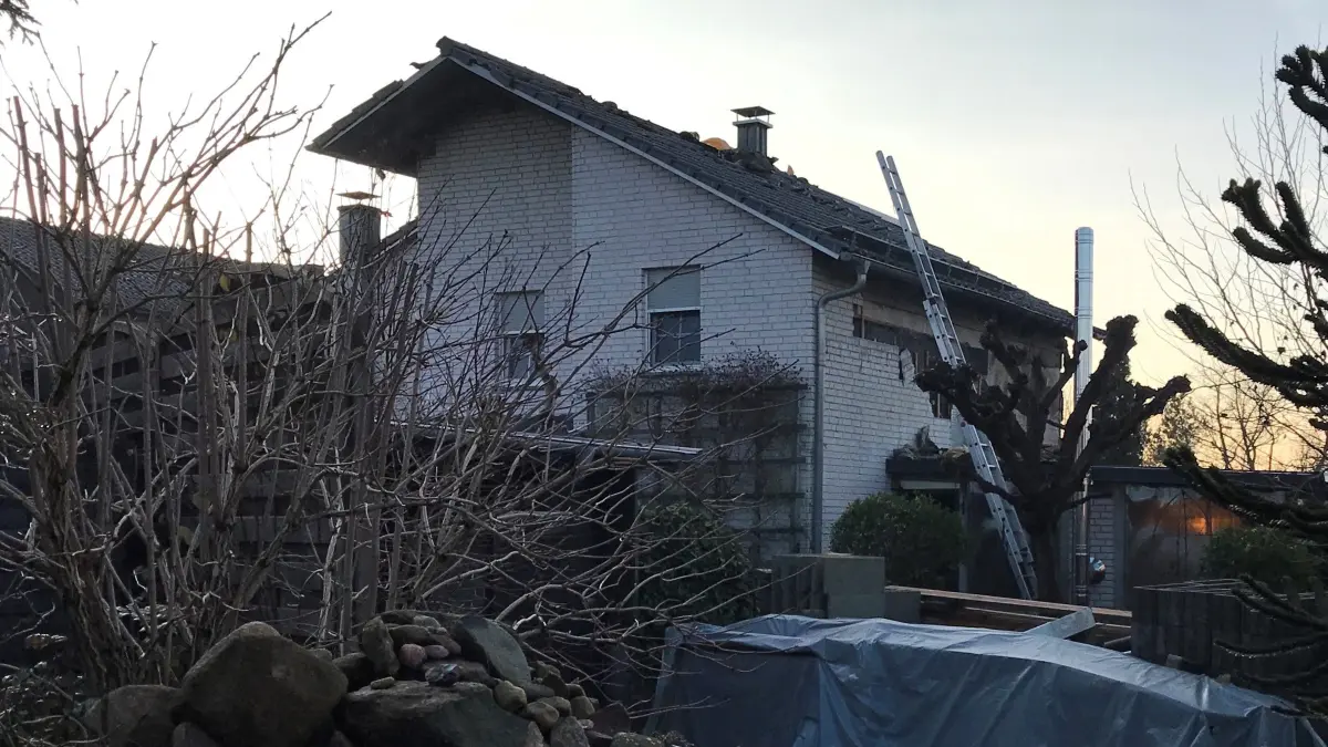 Bremsdorf. Wohnhaus im Landweg am Tag nach dem Brand am 04.12.2024. Das Dach ist an mehreren Stellen geöffnet worden. 05.12.2024 Foto: Frank Groneberg