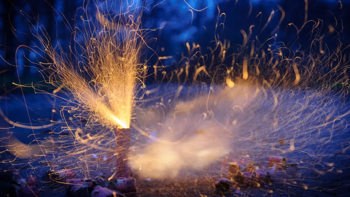 Die einen lieben, die anderen hassen es: Feuerwerk. Erlaubt ist das in der Regel aber nur am Silvesterabend.