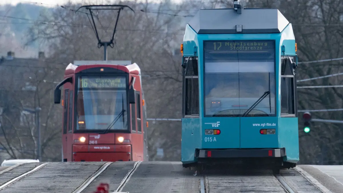 Straßenbahn in Frankfurt: ARCHIV - 13.01.2024, Hessen, Frankfurt/Main: Straßenbahnen fahren durch die Innenstadt von Frankfurt am Main. (zu dpa: «Land und Verkehrsverbünde einigen sich auf Finanzierung») Foto: Boris Roessler/dpa +++ dpa-Bildfunk +++