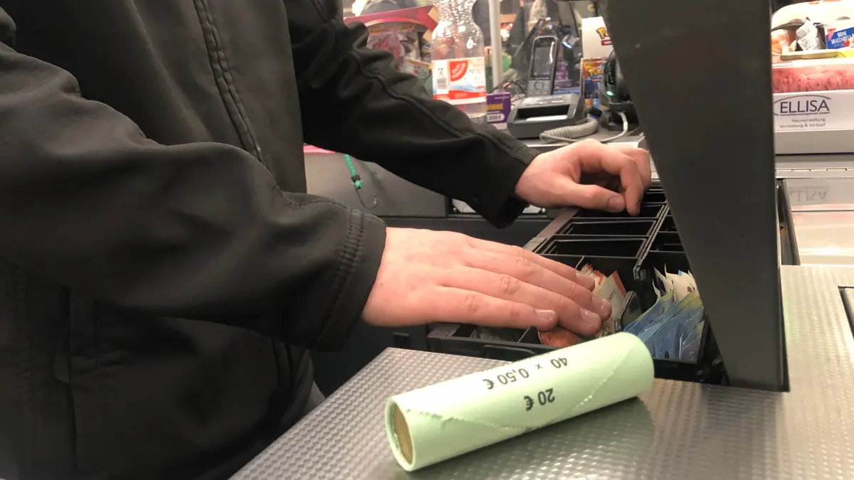 "Ich habe auch passendes Kleingeld!" Nicht das Kassenpersonal ist bei diesem Spruch genervt, es sind eher die wartenden Kunden. Inzwischen kommt das dank Kartenzahlung aber immer letzter vor. Mehr Zeit raubt im Supermarkt aktuell das Abheben von Bargeld.