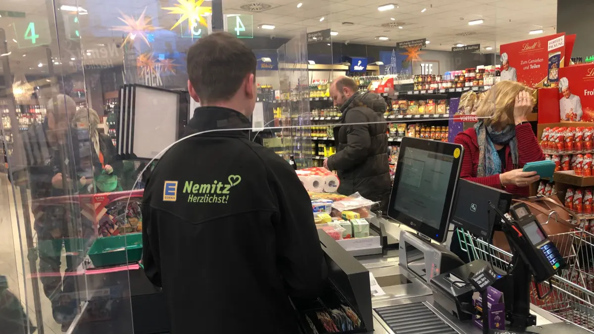 "Herzlichst!" steht auf den Jacken des Personals in der Edeka-Filiale im Sonnengarten in Glienicke/Nordbahn. Doch der Umgang mancher Kunden mit den Mitarbeitenden ist alles andere als herzlichst. Das sind die nervigsten Sprüche an der Kasse.