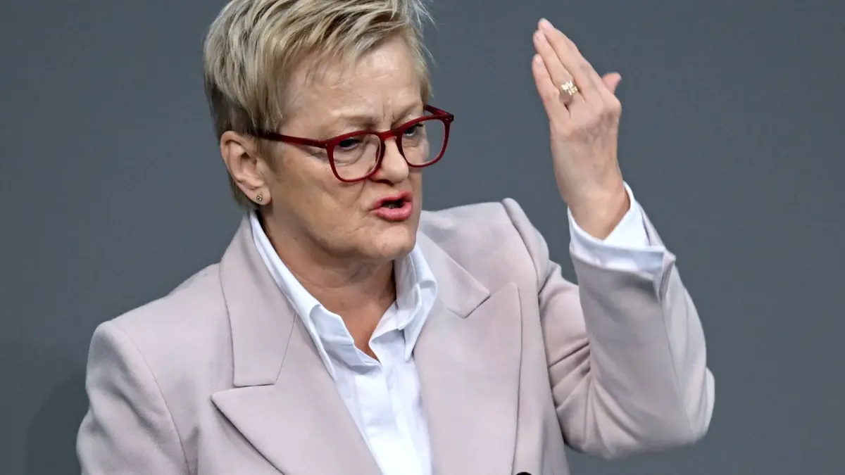 ARCHIV - 14.03.2024, Berlin: Renate Künast (Bündnis 90/Die Grünen) spricht während der 157. Sitzung des Bundestages. Die Thema der Debatte ist das Bürgergutachten des Bürgerrates ·Ernährung im Wandel·. (zu dpa: «Grünen-Abgeordnete stellen neuen Antrag für AfD-Verbot vor») Foto: Britta Pedersen/dpa +++ dpa-Bildfunk +++