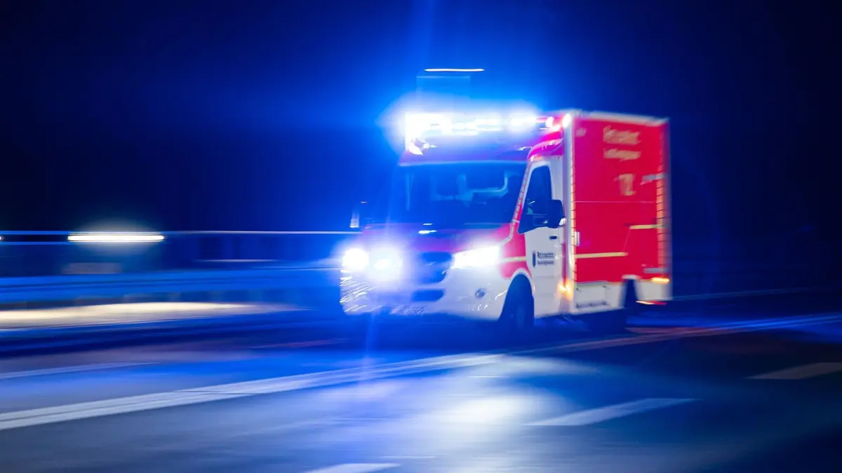 Rettungswagen: ARCHIV - 29.08.2019, Nordrhein-Westfalen, Recklinghausen: Ein Rettungswagen der Feuerwehr fährt mit Blaulicht. (zu dpa: «Sportwagenfahrer bremst Auto aus und rettet Mann das Leben») Foto: Marcel Kusch/dpa +++ dpa-Bildfunk +++