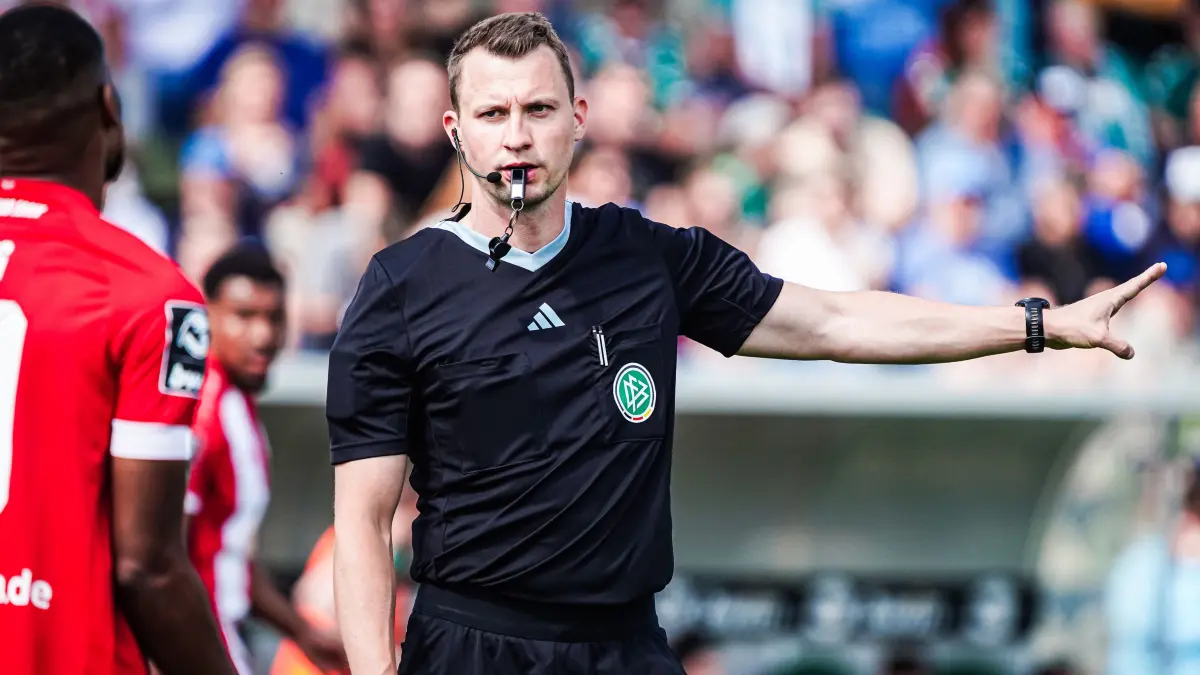 Schiedsrichter Florian Lechner
GER, VfB Luebeck vs. Rot-Weiss Essen, Fussball, 3. Liga, Spieltag 38, Saison 2023/2024, 18.05.2024
Foto: Eibner-Pressefoto/Marcel von Fehrn