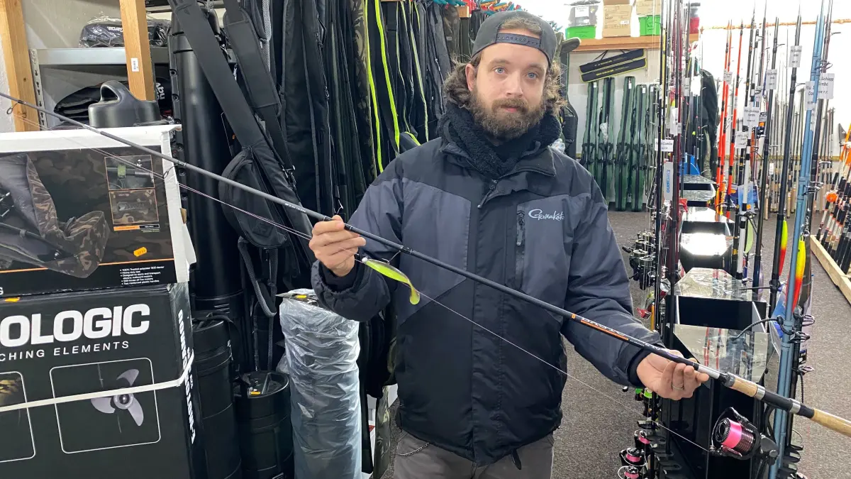 Hat für Petrijünger eine Angel als Zander-Kombi vorbereitet: Carpfood 24-Mitarbeiter Felix Wilke. Mit dieser noch für einstelligen Betrag vorbereiteten Angel könnte man durchaus auch acht, neun Kilogramm schwere Exemplare aus dem Wasser fischen. Allerdings sollte man dafür unbedingt auch einen Kescher mitführen, damit das ganze Gewicht des Fisches beim Herausziehen nicht an dem schmerzhaften Haken hängt.