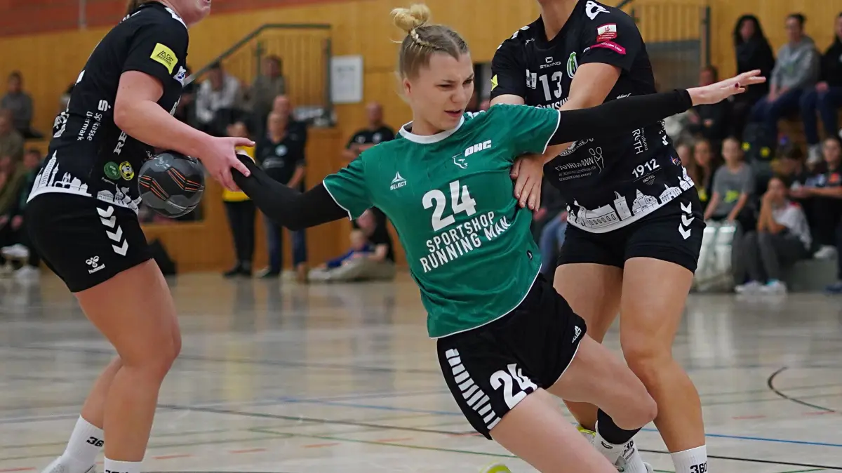 SG Uckermark - Oranienburger HC: Schwedt, 17.11.2024: Oberliga Brandenburg Frauen, SG Uckermark - Oranienburger HC, Jasmin Buckow wird von Olivia Bresinske (links) und Nathalie Suckow am Wurf gehindert