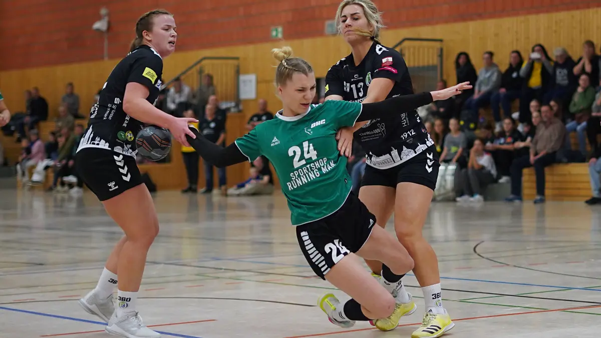 SG Uckermark - Oranienburger HC: Schwedt, 17.11.2024: Oberliga Brandenburg Frauen, SG Uckermark - Oranienburger HC, Jasmin Buckow wird von Olivia Bresinske (links) und Nathalie Suckow am Wurf gehindert