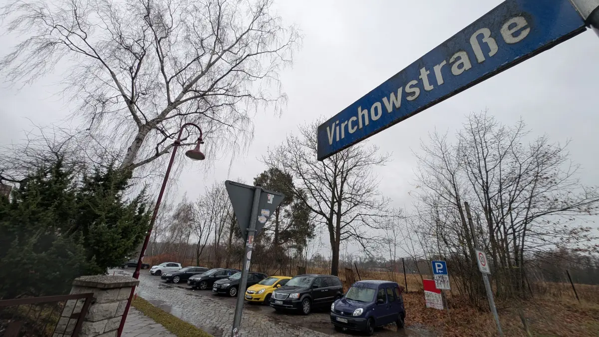 Die Virchowstraße gehört zu Neuenhagen, das brachliegende Areal (ehemaliges KWO-Gelände) ist auf Hoppegartener Gebiet. Dort soll nun eine Gesamtschule mit gymnasialer Oberstufe entstehen. Jetzt gibt es Streit, wo die verkehrliche Anbindung der Schule realisiert werden soll.