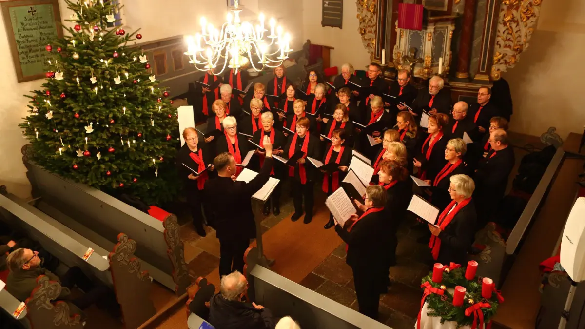 Der Gemischte Chor Hoppegarten beim Adventskonzert in der Kirche Dahlwitz am dritten Advent 2024.