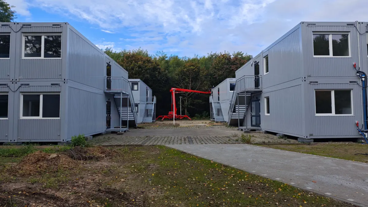 Container auf dem Areal der Flüchtlingsunterkunft Petersdorf. Ohne auf ein Votum der Gemeinde Bad Saarow zu warten, hat der Landkreis Oder-Spree am Fuchsbau damit begonnen, die Wohnplätze zu errichten.