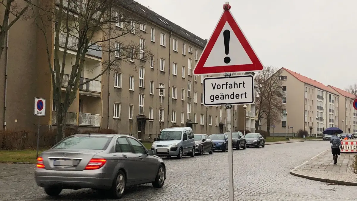 Neue Vorfahrtregeln in Eisenhüttenstadt: Durch 30er-Zonen sind einige Schilder komplett verschwunden. Dafür heißt es: Achtung!