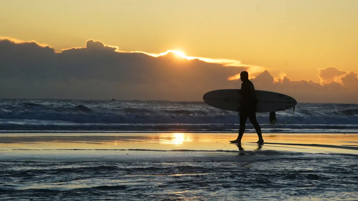 Surfer am Strand von Tynemouth Longsands an der Nordseeküste. +++ dpa-Bildfunk +++