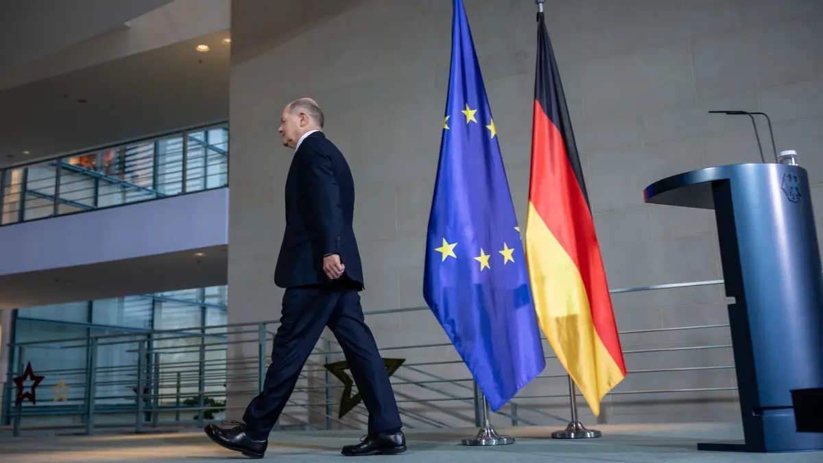 Kanzler Scholz beantragt Vertrauensfrage: 11.12.2024, Berlin: Bundeskanzler Olaf Scholz (SPD), geht nach einem Pressestatement vom Pult. Nach dem Aus der Ampel-Koalition hat Bundeskanzler Olaf Scholz bei der Bundestagspräsidentin den Antrag auf die Vertrauensfrage im Bundestag gestellt. Foto: Michael Kappeler/dpa +++ dpa-Bildfunk +++