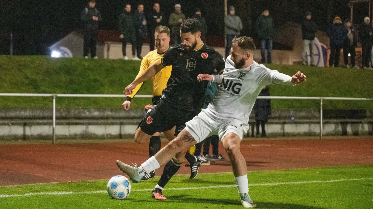 Landespokal Brandenburg VF Alt Ruppin - Energie Cottbus 2024/25: Fußball, Herren, Saison 2024/2025, Brandenburger Landespokal (Viertelfinale), SV Eintracht Alt Ruppin - FC Energie Cottbus, v. l. Joshua Putze (Energie Cottbus), Timo Buer (SV Eintracht Alt Ruppin), 11.12.2024, Foto: Matthias Koch