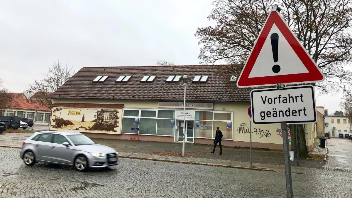 Neue Regelung in Eisenhüttenstadt: Zufahrt auf die Fritz-Heckert-Straße aus der Straße des 8. Mai kommend.