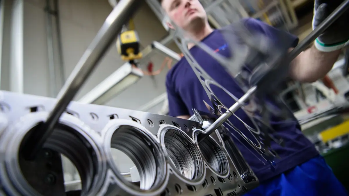 Trübe Aussichten für viele Autozulieferer: ARCHIV - 26.03.2018, Baden-Württemberg, Dettingen an der Erms: Ein Mitarbeiter eines Autozulieferers kontrolliert die Produktion der Zylinderkopfdichtungen. (zu dpa: «Branchenexperten sehen wachsende Insolvenzgefahr für Autozulieferer») Foto: Sina Schuldt/dpa +++ dpa-Bildfunk +++