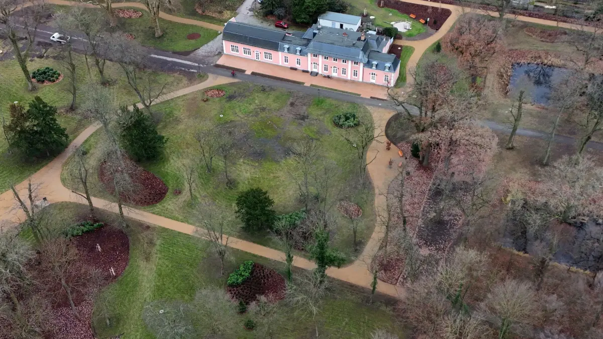 Park Monplaisir: Schwedt, 11.12.2024: Eingangsbereich und Pleasureground im Park Monplaisir wurden bereits umfassend saniert