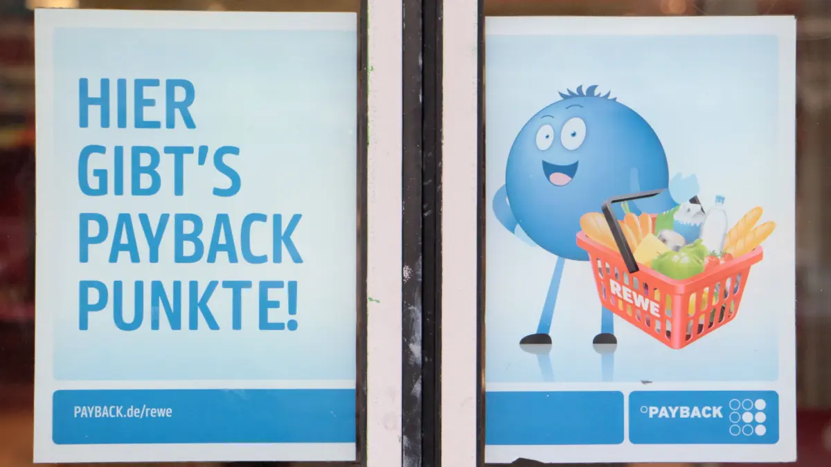 Ein Schild «Hier gibt's Payback Punkte» hängt am 13.01.2017 in Hamburg an einem Supermarkt. (zu dpa «Treueherzen und Payback-Punkte: Die Deutschen sammeln und sammeln» vom 18.01.2017) Foto: Oliver Beckhoff/dpa ++ +++ dpa-Bildfunk +++