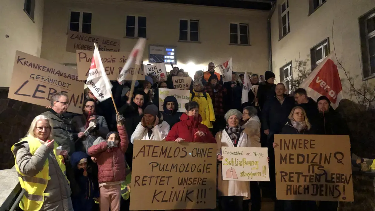 Protest vor der GLG-Zentrale in Eberswalde. Beschäftigte und Vertreter von Gewerkschaft und Marburger Bund demonstrierten vor der Aufsichtsratssitzung, in der über die Zukunft der Krankenhäuser in Angermünde und Prenzlau entschieden wurde.