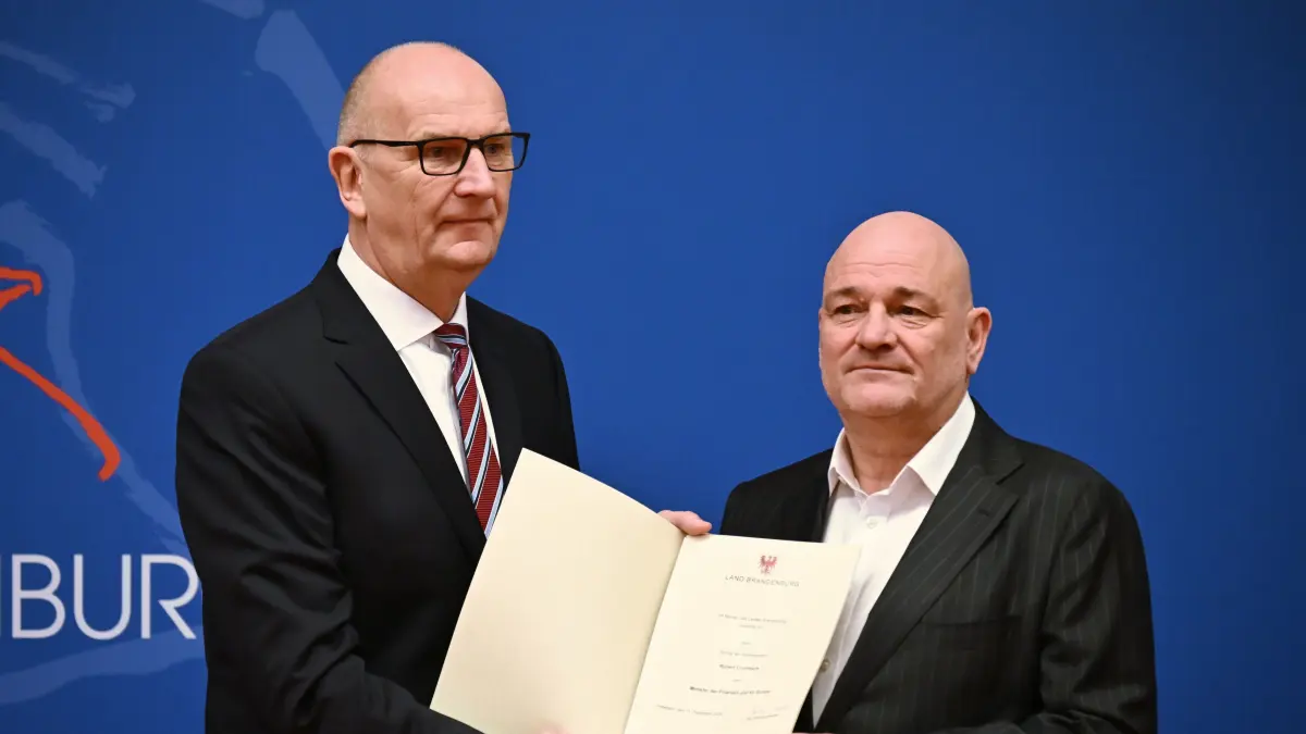 Dietmar Woidke (SPD, l), Ministerpräsident von Brandenburg, und Robert Crumbach (BSW) bei dessen Ernennung zum neuen Finanzminister von Brandenburg. Der brandenburgische Landtag hat den SPD-Politiker Woidke erneut zum Ministerpräsidenten gewählt. +++ dpa-Bildfunk +++