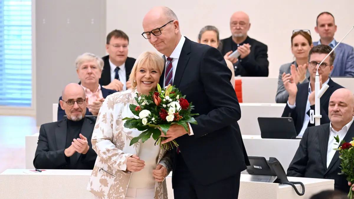 SPD-Landeschef Dietmar Woidke nach seiner Wahl zum Ministerüräsidenten mit Ulrike Liedtke, Präsidentin des Landtages Brandenburg. Der brandenburgische Landtag hat den SPD-Politiker Dietmar Woidke erneut zum Ministerpräsidenten gewählt. +++ dpa-Bildfunk +++