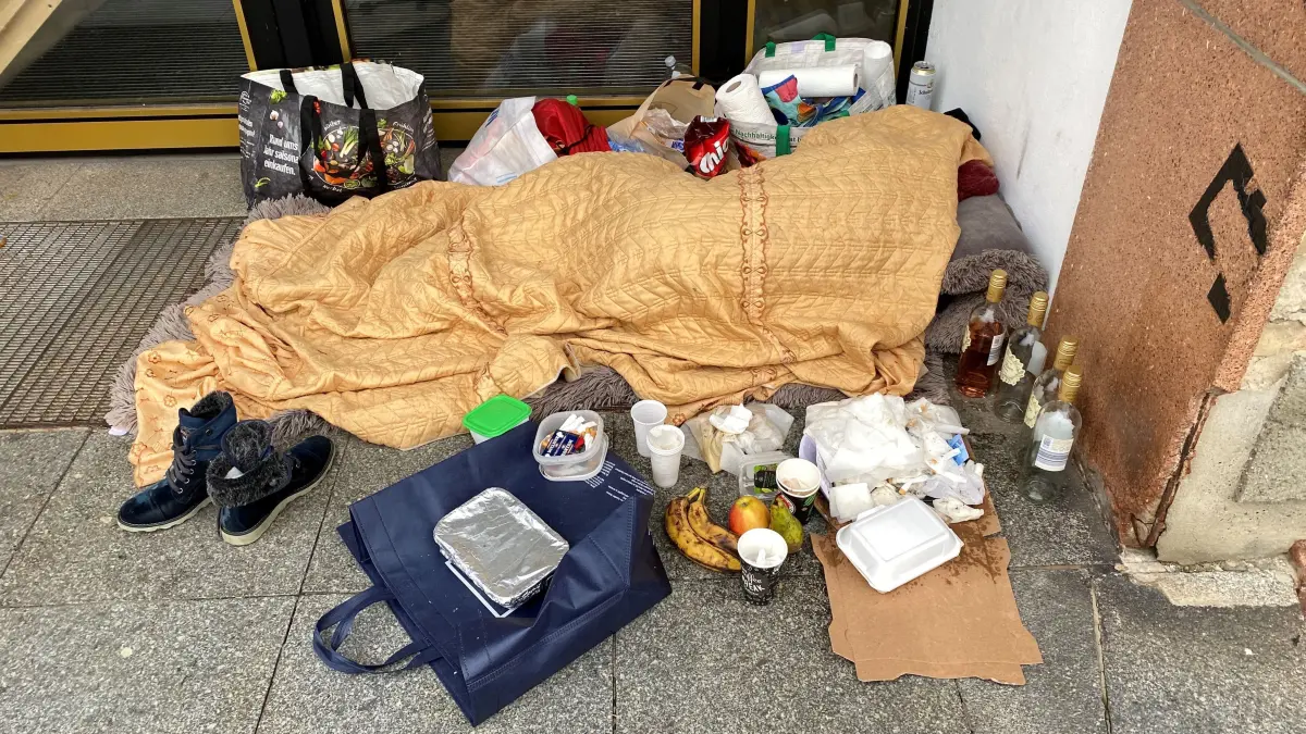 Obdachlos, aber nicht allein: Einige Passanten versorgen diese vor dem Eingang der ehemaligen Hauptpost in Eisenhüttenstadt liegende Frau regelmäßig mit Essen.