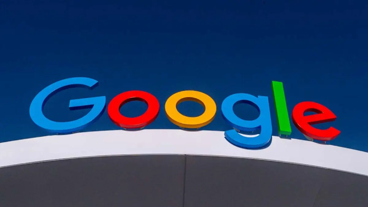 Google: ARCHIV - 09.01.2024, USA, Las Vegas: Das Logo von Google ist auf dem Pavillon des Internet-Konzerns auf der Technik-Messe CES zu sehen. (zu dpa: «Google: Hotel-Suche «wie früher» schadet Hotels») Foto: Andrej Sokolow/dpa +++ dpa-Bildfunk +++